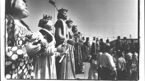 Concentració de gegants al passeig marítim de Calella. 1991. Foto: Saül Gordillo (El Punt)