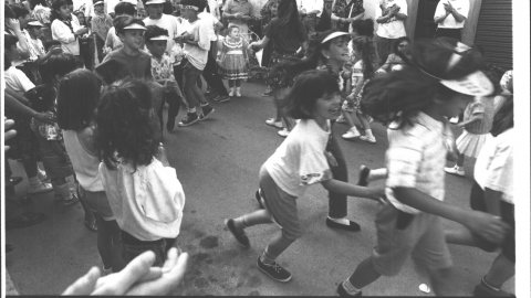 Revetlla d'estiu al carrer Sant Antoni de Calella. 1991. Foto: Saül Gordillo (El Punt)