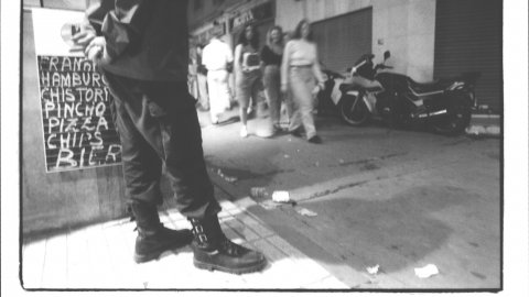 Nit de patrulla amb la Policia Local de Calella. Agent al carrer Jovara. 13 de juliol de 1993. Foto: Saül Gordillo (El Punt)