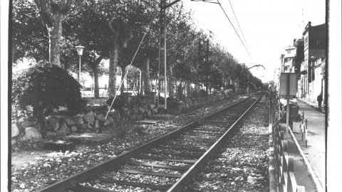 Passeig Manuel Puigvert, al costat de la via del tren de la costa (Rodalies 1) a Calella. 26 de novembre de 1993. Foto: Saül Gordillo (El Punt)