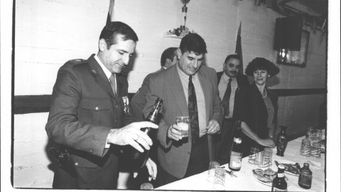 Festa de la Hispanitat a la caserna de la Guàrdia Civil de Calella, amb sergent Pedro Cordero, l'alcalde Joaquim Rey (CiU), la seva esposa, i el regidor Josep Maria Parella (CiU). 1992. Foto: Saül Gordillo (El Punt)