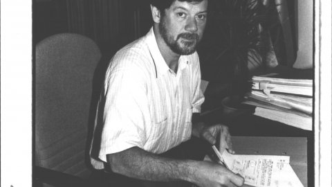 Josep Lluís Fillat i Claver (PSC), alcalde de Pineda de Mar (1987-1995), al despatx d'alcaldia. 1991. Foto: Saül Gordillo (El Punt)