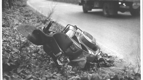 Motocicleta Vespa accidentada al Maresme. 1990. Foto: Saül Gordillo (El Punt)