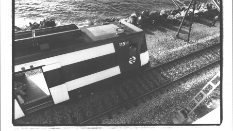 Comboi del tren de rodalies de Renfe de la línia de la costa (R1) descarrilat a Sant Pol de Mar, en un sabotatge d'Andreu Rabadán. 15 de desembre de 1993. Foto: Saül Gordillo (El Punt)