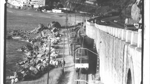 Comboi del tren de rodalies de Renfe de la línia de la costa (R1) descarrilat a Sant Pol de Mar, en un sabotatge d'Andreu Rabadán. 15 de desembre de 1993. Foto: Saül Gordillo (El Punt)