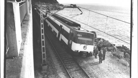 Comboi del tren de rodalies de Renfe de la línia de la costa (R1) descarrilat a Sant Pol de Mar, en un sabotatge d'Andreu Rabadán. 15 de desembre de 1993. Foto: Saül Gordillo (El Punt)