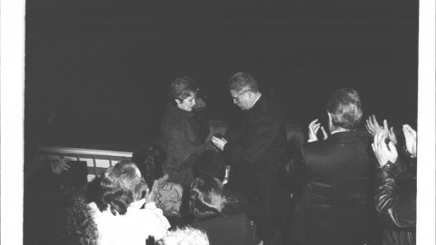 Homenatge al santpolenc Josep Xaubet Ferrer, àlies Tito, jugador del CF Calella mort en accident de trànsit a Blanes. Entrega d'una insígnia a Angelina Ferrer, mare i vídua. 1989. Foto: Saül Gordillo (El Punt)
