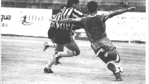 Partit del CF Calella. Calella. 1990. Foto: Saül Gordillo (El Punt)