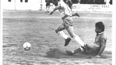 Partit entre el CF Calella i el CD Malgrat. Calella. 1991. Foto: Saül Gordillo (El Punt)