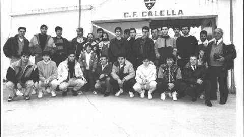 Plantilla del CF Calella, a l'entrada de l'antic camp, amb Francisco Abad, Martí Boschmonart i Jaume Arnijas, entre d'altres. 1989. Foto: Saül Gordillo (El Punt)