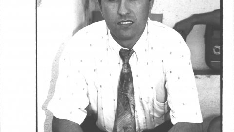 Manuel Chaves Arias, entrenador del CF Calella, a la banqueta abans de començar un partit. 1992. Foto: Saül Gordillo (El Punt)