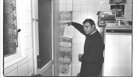 Desallotjament del bloc de pisos Altmar, afectat per piritosi, abans del seu enderrocament. El veí Sixto Jiménez al seu domicili. Malgrat de Mar. 1991. Foto: Saül Gordillo (El Punt)