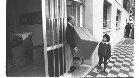 Desallotjament del bloc de pisos Altmar, afectat per piritosi, abans del seu enderrocament. Malgrat de Mar. 1992. Foto: Saül Gordillo (El Punt)