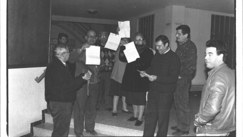Desallotjament del bloc de pisos Altmar, afectat per piritosi, abans del seu enderrocament. Malgrat de Mar. 1992. Foto: Saül Gordillo (El Punt)