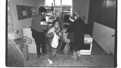 Desallotjament del bloc de pisos Altmar, afectat per piritosi, abans del seu enderrocament. Malgrat de Mar. 1992. Foto: Saül Gordillo (El Punt)