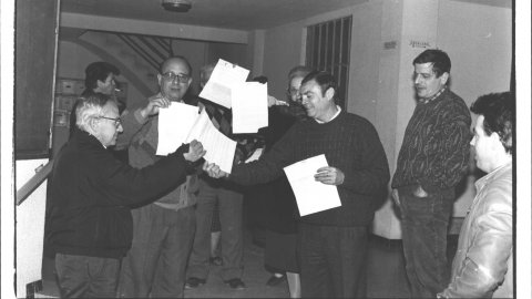 Desallotjament del bloc de pisos Altmar, afectat per piritosi, abans del seu enderrocament. Malgrat de Mar. 1992. Foto: Saül Gordillo (El Punt)