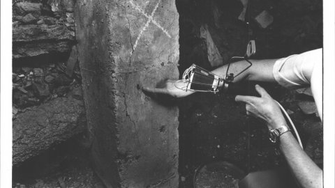 Desallotjament del bloc de pisos Altmar, afectat per piritosi, abans del seu enderrocament. Malgrat de Mar. 1991. Foto: Saül Gordillo (El Punt)