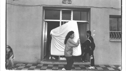 Desallotjament del bloc de pisos Altmar, afectat per piritosi, abans del seu enderrocament. Malgrat de Mar. 1992. Foto: Saül Gordillo (El Punt)