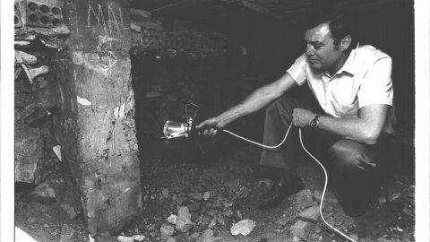 Desallotjament del bloc de pisos Altmar, afectat per piritosi, abans del seu enderrocament. El veí Sixto Jiménez mostra pilars afectats. Malgrat de Mar. 1991. Foto: Saül Gordillo (El Punt)