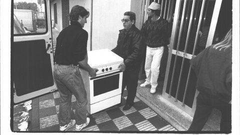 Desallotjament del bloc de pisos Altmar, afectat per piritosi, abans del seu enderrocament. Malgrat de Mar. 1992. Foto: Saül Gordillo (El Punt)