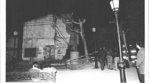 Ensorrament d'un edifici a la plaça de l'Església de Malgrat de Mar. 1991. Foto: Saül Gordillo (El Punt)