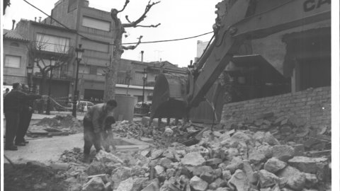 Ensorrament d'un edifici a la plaça de l'Església de Malgrat de Mar. 1991. Foto: Saül Gordillo (El Punt)