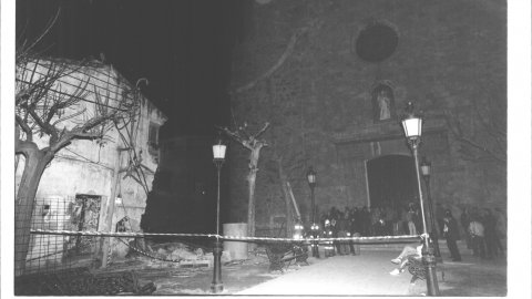 Ensorrament d'un edifici a la plaça de l'Església de Malgrat de Mar. 1991. Foto: Saül Gordillo (El Punt)