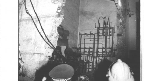 Ensorrament d'un edifici a la plaça de l'Església de Malgrat de Mar. 1991. Foto: Saül Gordillo (El Punt)