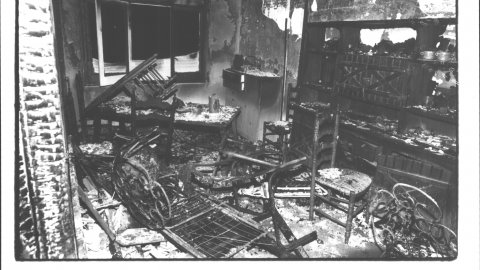 Incendi provocat en un habitatge de Malgrat de Mar. 1992. Foto: Saül Gordillo (El Punt)