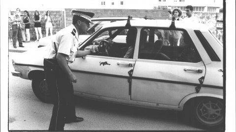 El caporal Rafael Pinilla de la Policia Local de Pineda de Mar patrullant pel barri del Poblenou. 1992. Foto: Saül Gordillo (El Punt)