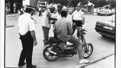 Agents de la Policia Local de Pineda de Mar realitzant un control al barri del Poblenou. Pineda de Mar. 1992. Foto: Saül Gordillo (El Punt)