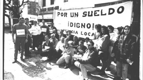 Manifestació de policies locals de Pineda de Mar i els seus familiars. 16 de març de 1993. Foto: Saül Gordillo (El Punt)