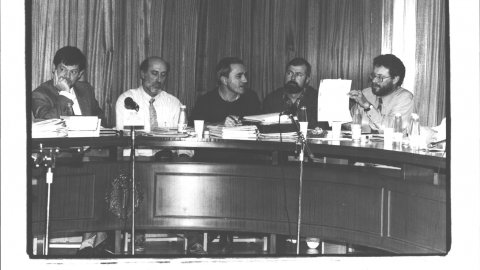 Ple municipal de Pineda de Mar. D'esquerra a dreta, l'alcalde Josep Lluís Fillat (PSC); Joan Anton Quintana, interventor; i els regidors socialistes Emili Biosca, Joan Ferrer i Emili Pérez. Pineda de Mar. 11 de novembre de 1993.