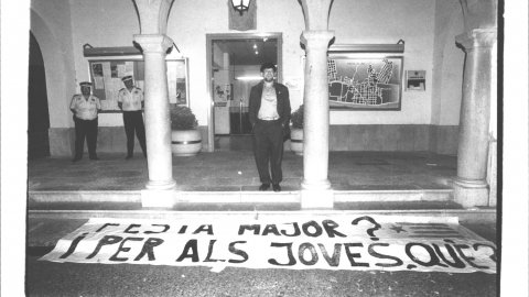 Pancarta de joves independentistes reclamant actes per a ells a la Festa Major. A la imatge, l'alcalde Josep Lluís Fillat (PSC) a l'entrada de l'Ajuntament de Pineda, on hi ha el cap de la Policia Local, Albert Garcia. 1992.  Foto: Saül Gordillo