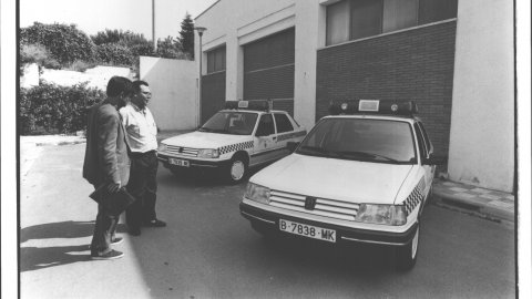 Nous vehicles de la Policia Local de Pineda de Mar. L'alcalde, Josep Lluís Fillat (PSC), i el cap de la Policia Local, Albert Garcia. 1991. Foto: Saül Gordillo (El Punt)