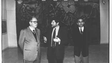 Inauguració d'una exposició a la sala municipal d'exposicions de Pineda de Mar, amb l'alcalde, Josep Lluís Fillat (PSC), l'artista Joan-Josep Tharrats i el seu fillastre Joaquim Cañellas. 1992. Foto: Saül Gordillo (El Punt)