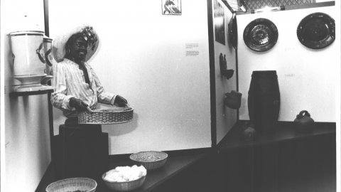 Exposició sobre els indians del Maresme, a Pineda de Mar. 1990. Foto: Saül Gordillo (El Punt)