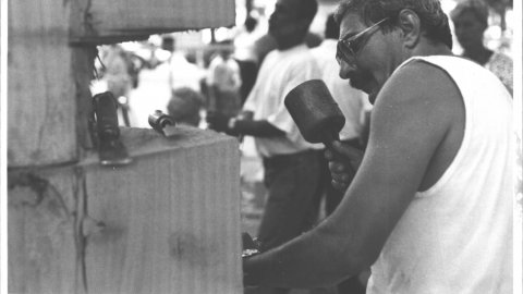 Simposi internacional d'escultura a la plaça de Les Mèlies de Pineda de Mar. 1990. Foto: Saül Gordillo (El Punt)