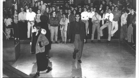 Desfilada de moda de la botiga Garriga de Calella a la discoteca High. 1990. Foto: Saül Gordillo (El Punt)