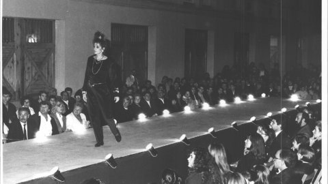 Desfilada de moda a la masia Can Ratés de Santa Susanna. 1990. Foto: Saül Gordillo (El Punt)