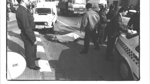 Accident de trànsit a la carretera N-II a Pineda de Mar, amb l'aixecament del cadàver de Joan Villalta. 1992. Foto: Saül Gordillo (El Punt)