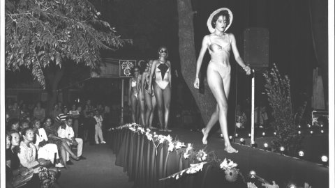 Desfilada benèfica a la plaça de Les Mèlies de Pineda de Mar. 1990. Foto: Saül Gordillo (El Punt)