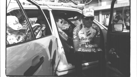 El ciclista Pedro Delgado, Perico, a la Setmana Catalana de Ciclisme, a la jornada que comença al passeig marítim de Pineda de Mar. 1992. Foto: Saül Gordillo (El Punt)