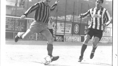 Partit de futbol entre el l'Arbúcies i el Malgrat, a Malgrat de Mar. 1991. Foto: Saül Gordillo (El Punt)