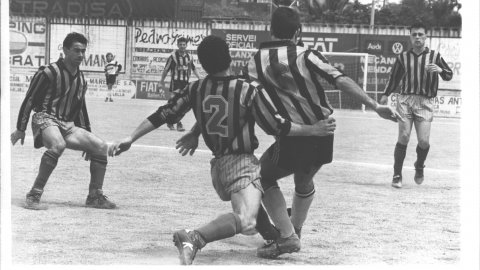 Partit de futbol entre el Malgrat i el Milà, a Malgrat de Mar. 1991. Foto: Saül Gordillo (El Punt)