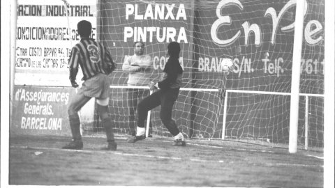 Partit de futbol entre el Malgrat i el Milà, a Malgrat de Mar. 1991. Foto: Saül Gordillo (El Punt)