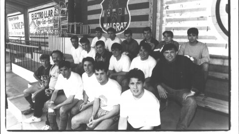 Plantilla del CF Malgrat, amb l'entrenador Antoni Navas. Entre els jugadors, Javi Palacios, Àlex Pedemonte, Isidro i Josep Juver. Malgrat de Mar. 1992.  Foto: Saül Gordillo (El Punt)