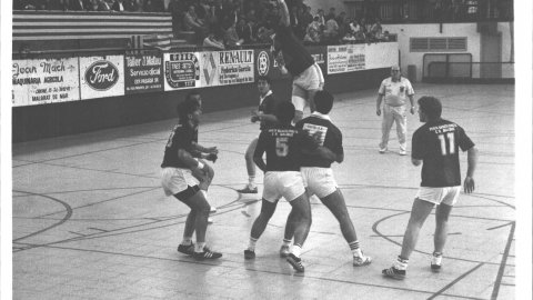 Partit d'handbol entre el Malgrat de Mar i el Costa de Calvià. Malgrat de Mar. 1991. Foto: Saül Gordillo (El Punt)