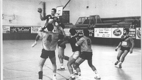 Partit d'handbol entre el Malgrat i el Calella. Malgrat de Mar. 1990. Foto: Saül Gordillo (El Punt)