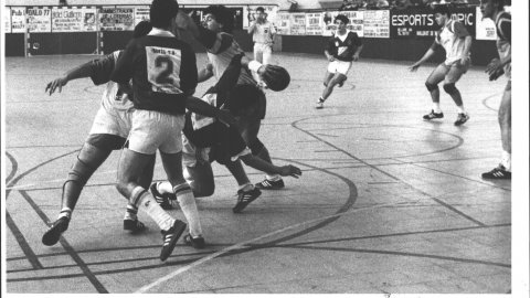 Partit d'handbol del Malgrat de Mar. Malgrat de Mar. 1990. Foto: Saül Gordillo (El Punt)